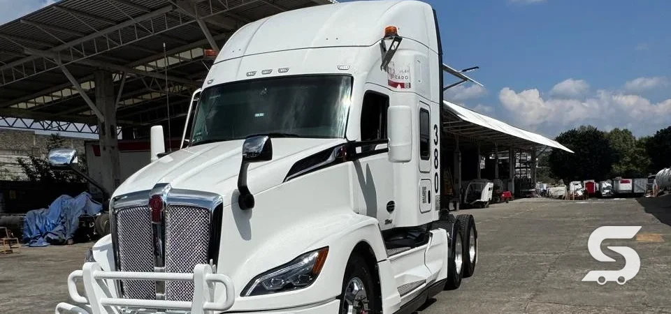 Kenworth T680 blanco reconstruido y terminado — Talleres Saucedo, Uruapan, Michoacán