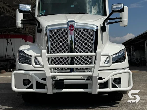 Parrilla y tumbaburros del Kenworth T680 terminados — Talleres Saucedo, Uruapan, Michoacán