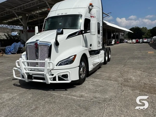 Kenworth T680 blanco reconstruido, vista frontal de tres cuartos con tumbaburros nuevo — Talleres Saucedo, Uruapan, Michoacán