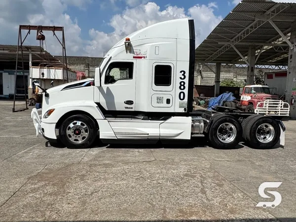 Kenworth T680 blanco terminado, vista lateral completa de la unidad reconstruida — Talleres Saucedo, Uruapan, Michoacán