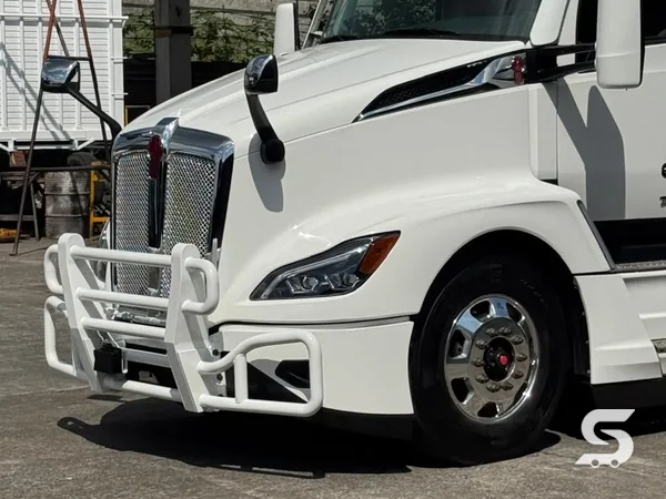 Detalle del frente del Kenworth T680 blanco reconstruido: parrilla, faros y tumbaburros — Talleres Saucedo, Uruapan, Michoacán