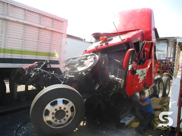 Cabina siniestrada del Kenworth T800 antes de la reconstrucción en Talleres Saucedo, Uruapan
