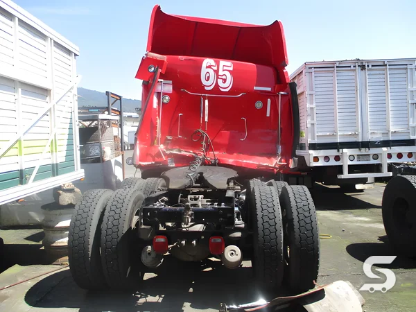 Parte trasera y chasis del Kenworth T800 siniestrado en Talleres Saucedo, Uruapan