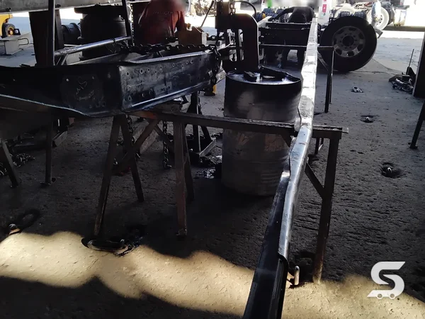 Enderezado del larguero del chasis del Kenworth T800 en Talleres Saucedo, Uruapan