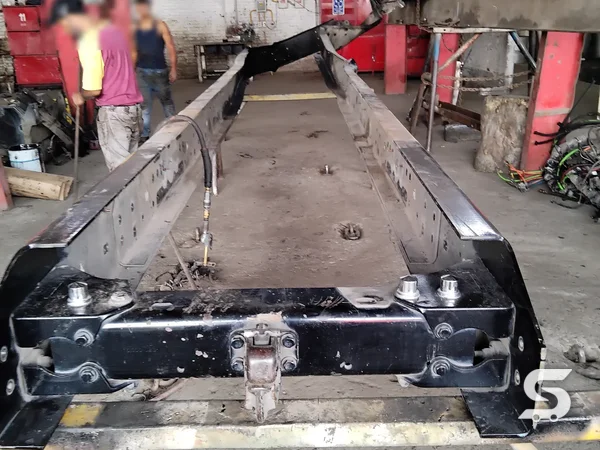 Chasis del Kenworth T800 enderezado durante la reconstrucción en Talleres Saucedo, Uruapan