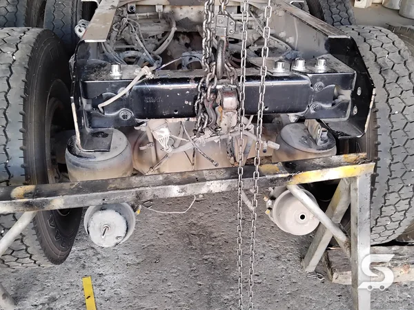 Eje y suspensión trasera del Kenworth T800 en reconstrucción en Talleres Saucedo, Uruapan