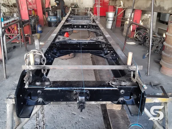 Chasis del Kenworth T800 enderezado y pintado de negro en Talleres Saucedo, Uruapan