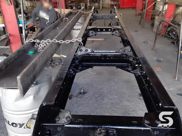 Chasis reconstruido del Kenworth T800 en Talleres Saucedo, Uruapan