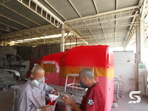 Pintura de la cabina del Kenworth T800 en proceso en Talleres Saucedo, Uruapan