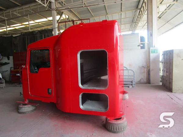 Cabina del Kenworth T800 pintada de rojo, terminada, en Talleres Saucedo, Uruapan