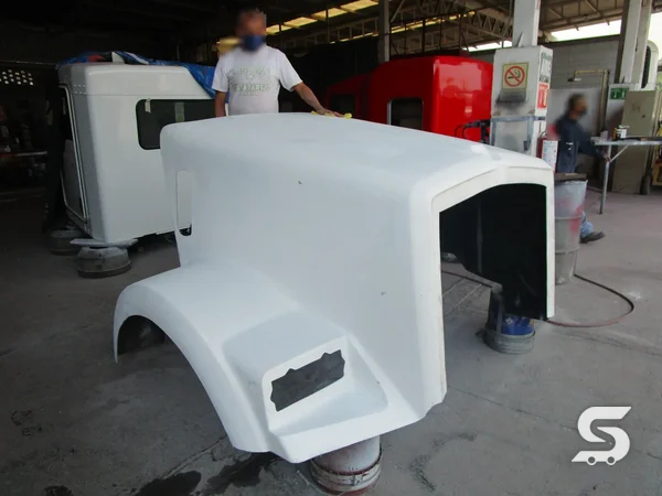 Cofre del Kenworth T800 en preparación de pintura en Talleres Saucedo, Uruapan