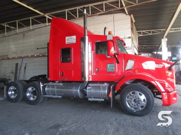 Kenworth T800 reconstruido, vista lateral, en Talleres Saucedo, Uruapan