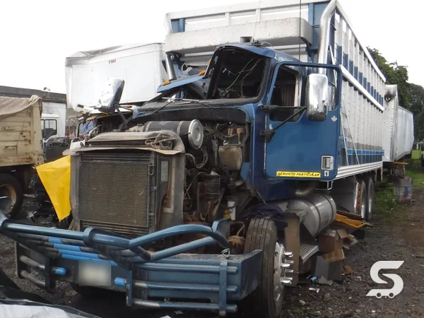 Kenworth T800 siniestrado con cabina y cofre dañados antes de la reconstrucción — Talleres Saucedo, Uruapan, Michoacán