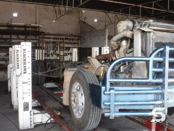 Enderezado del chasis del Kenworth T800 en banco de reconstrucción — Talleres Saucedo, Uruapan, Michoacán