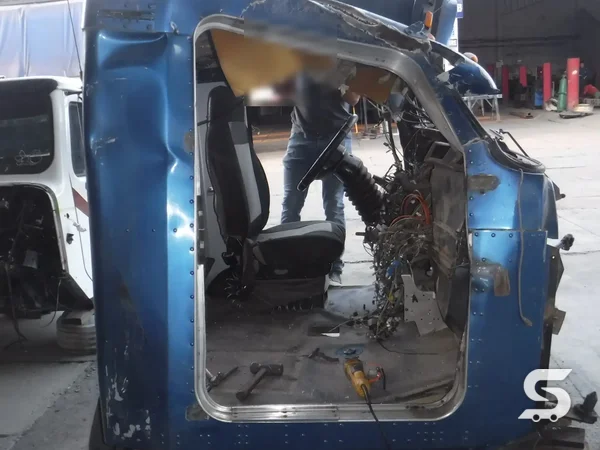 Reparación de la cabina del Kenworth T800 durante la reconstrucción — Talleres Saucedo, Uruapan, Michoacán
