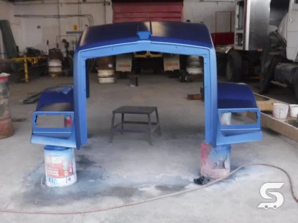 Cofre y salpicaderas del Kenworth T800 pintados en azul — Talleres Saucedo, Uruapan, Michoacán