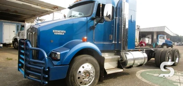 Kenworth T800 tortón reconstruido y terminado, vista frontal — Talleres Saucedo, Uruapan, Michoacán