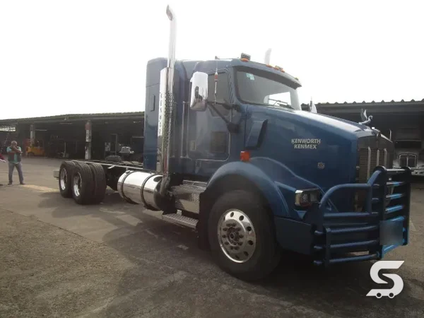 Kenworth T800 tortón azul reconstruido, vista lateral con chasis extendido — Talleres Saucedo, Uruapan, Michoacán