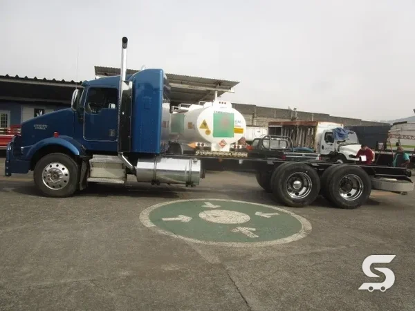 Kenworth T800 tortón azul terminado, vista completa de costado con el chasis convertido a tortón — Talleres Saucedo, Uruapan, Michoacán