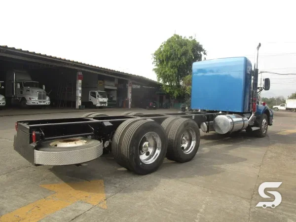 Kenworth T800 tortón azul reconstruido, vista trasera de tres cuartos con chasis y ejes nuevos — Talleres Saucedo, Uruapan, Michoacán
