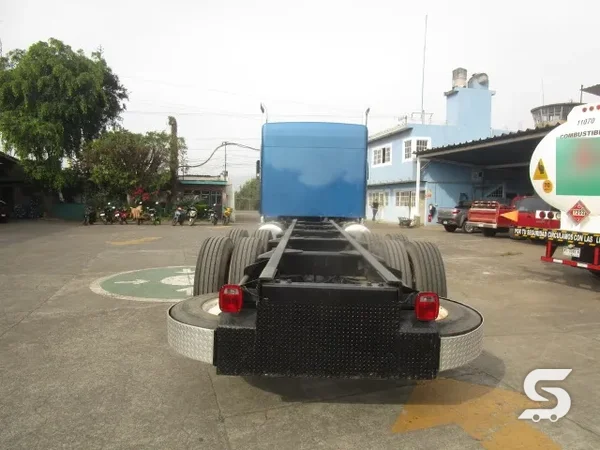 Kenworth T800 tortón azul terminado, vista trasera con defensa y ejes traseros — Talleres Saucedo, Uruapan, Michoacán