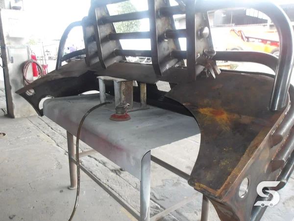 Fabricación de tumbaburros de acero al carbón reforzado en Talleres Saucedo, Uruapan